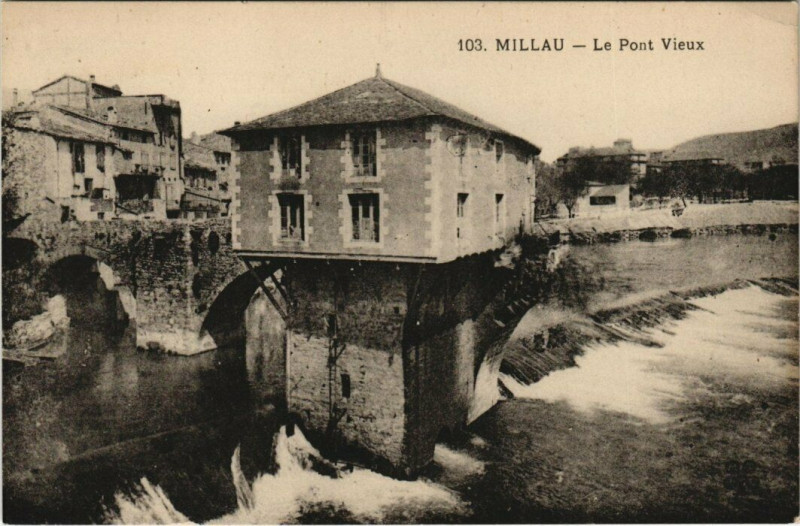 Carte postale ancienne Millau - Le pont vieux à Millau