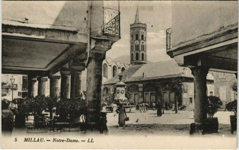 Carte postale ancienne Millau - Notre - dame à Millau