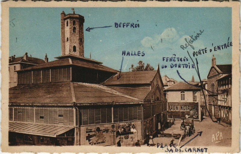 Carte postale ancienne Millau - aveyron - Les haller et le beffroi à Millau