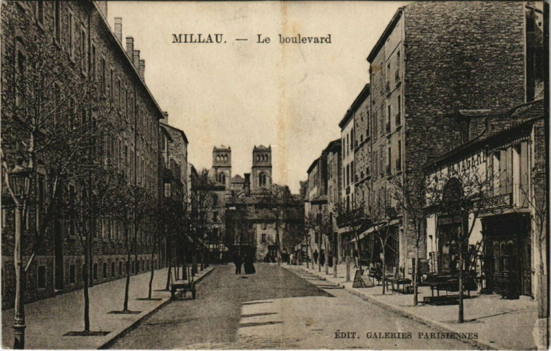 Carte postale ancienne Millau - Le boulevard à Millau