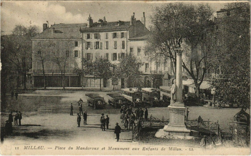 Carte postale ancienne Millau - Place du mandaroux et monument aux enfants de Millau à Millau