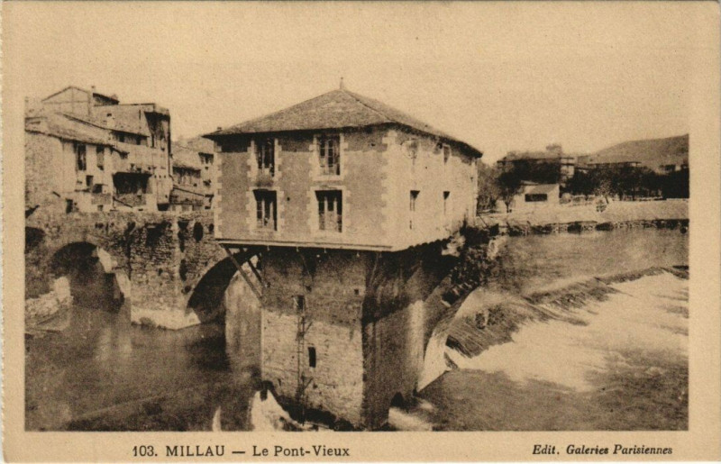 Carte postale ancienne Millau - Le pont - vieux à Millau