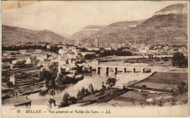 Carte postale ancienne Millau - Vue générale et Vallée du l'arn à Millau
