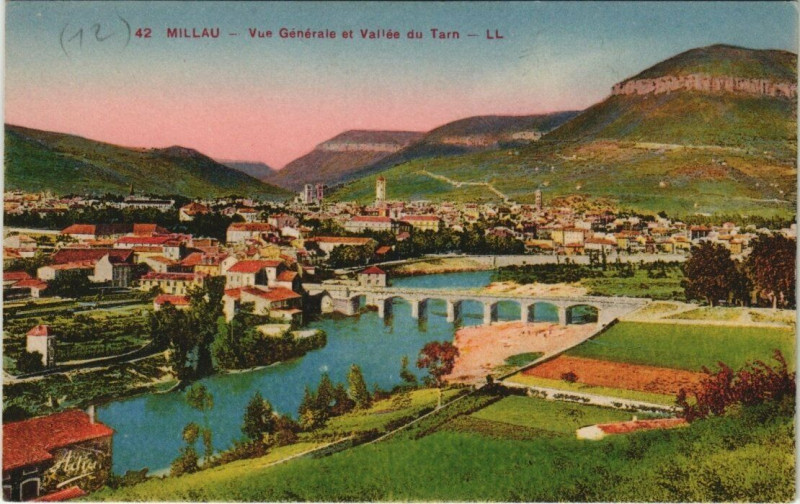 Carte postale ancienne Millau - Vue générale et Vallée du tarn à Millau