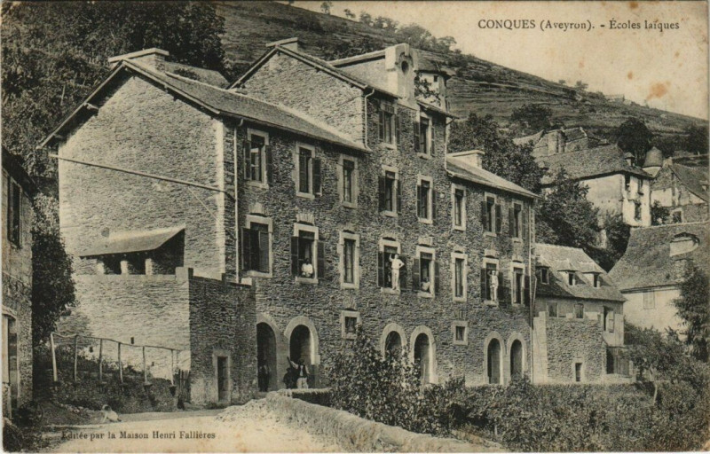 Carte postale ancienne Conques - Ecole laiques