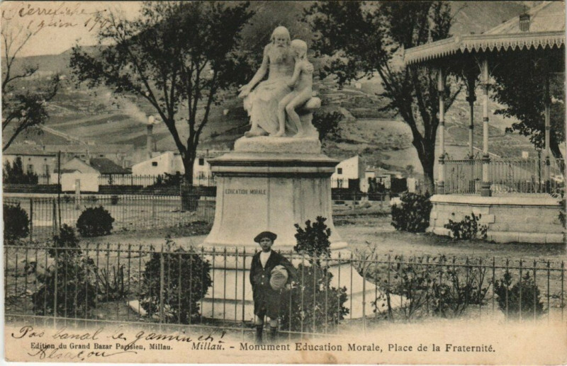 Carte postale ancienne Millau - Monument education morale place de la fraternite à Millau