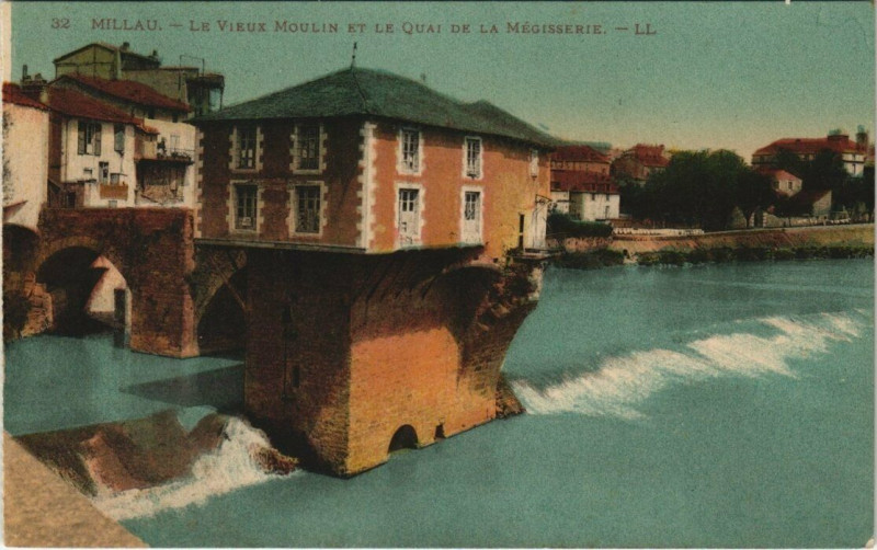 Carte postale ancienne Millau - Le vieux moulin et le quai de la megisserie à Millau