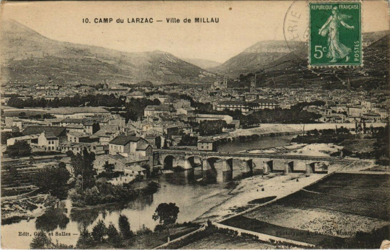 Carte postale ancienne Camp du Larzac - Ville de Millau à Millau