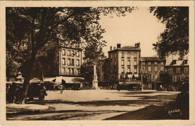 Carte postale ancienne Millau - Place du mandarous à Millau