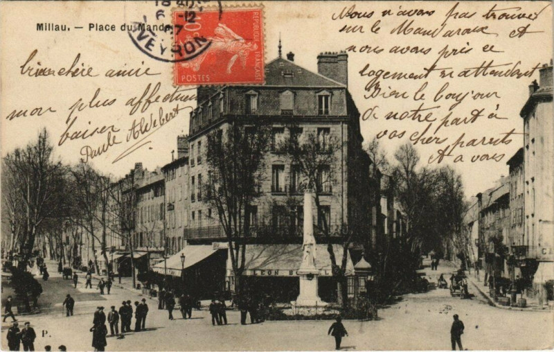 Carte postale ancienne Millau - Place du mandaroux à Millau