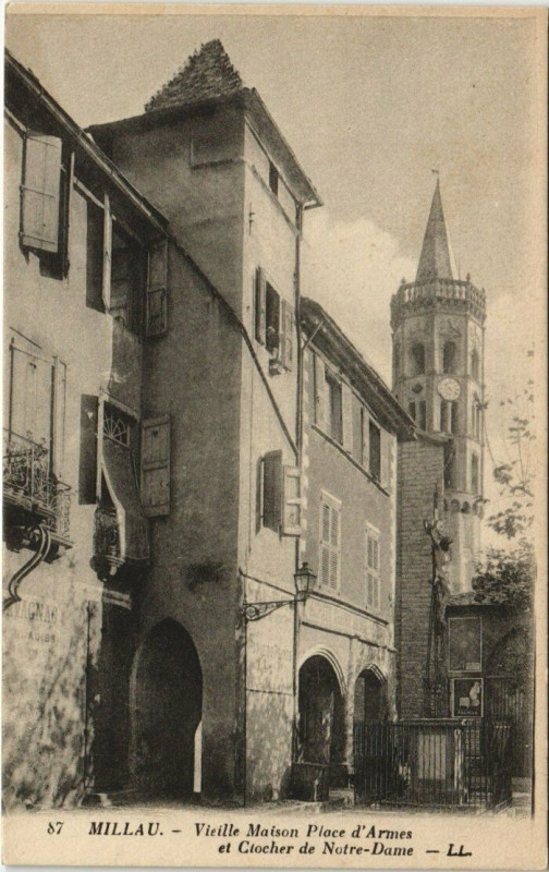 Carte postale ancienne Millau - Vieille maison place d'armes et céocher de notre - dame à Millau