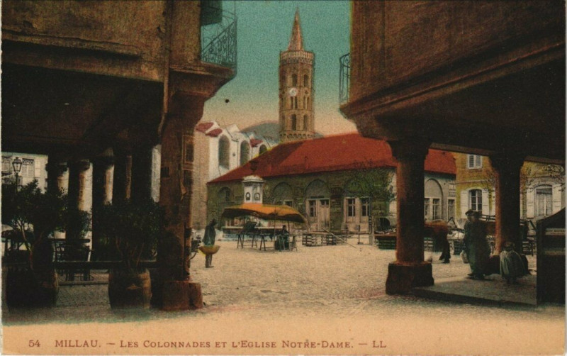 Carte postale ancienne Millau - Les colannades et l'Eglise notre - dame à Millau