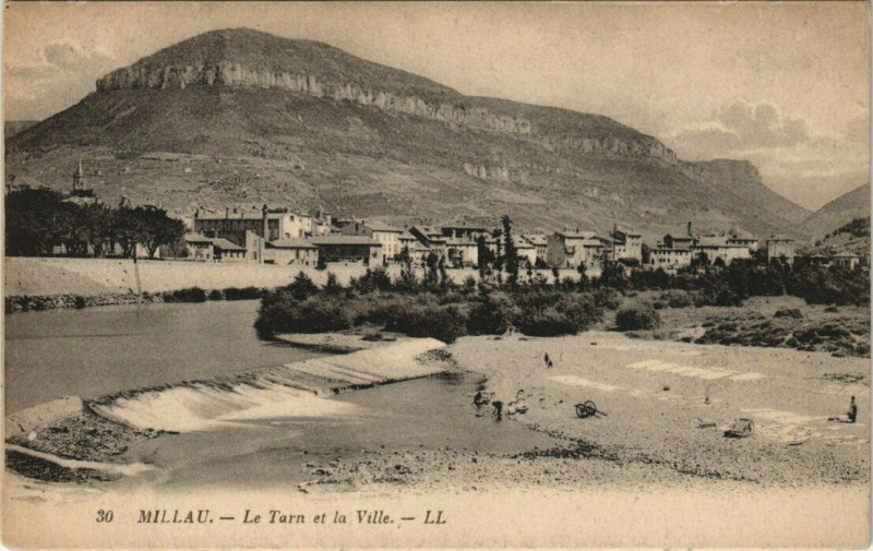 Carte postale ancienne Millau - Le tarn et la ville à Millau