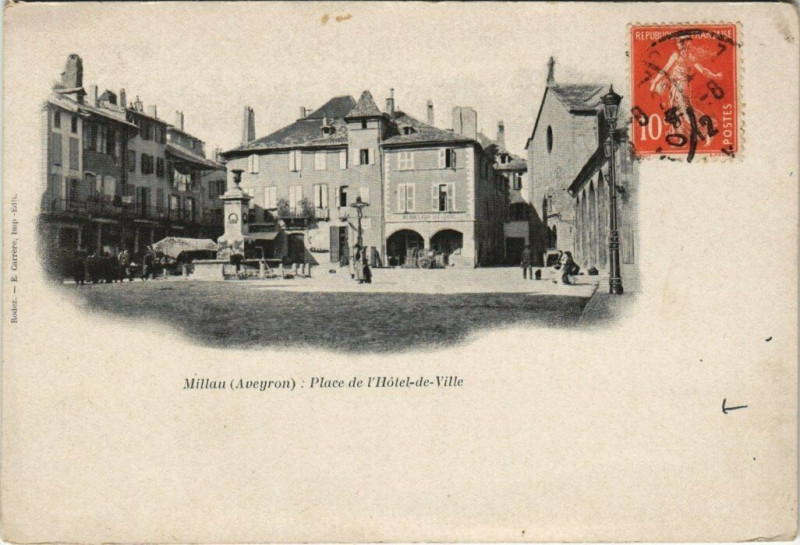 Carte postale ancienne Millau - Place de l'hotel-de-ville à Millau