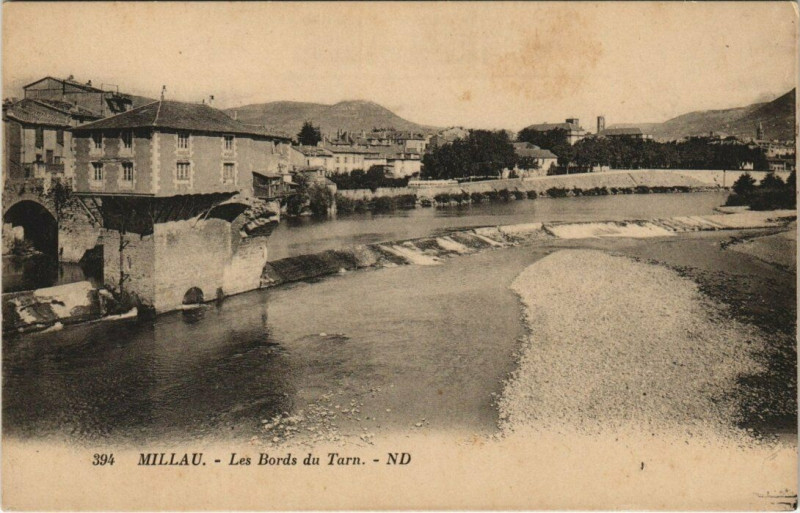 Carte postale ancienne Millau - Les bords du tarn à Millau