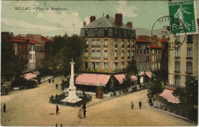 Carte postale ancienne Millau - Place du mandaroux à Millau
