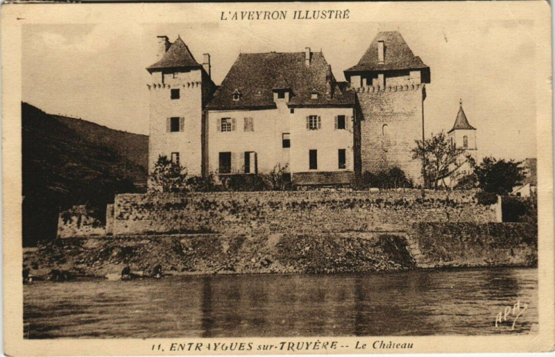 Carte postale ancienne Entraygues sur Truyere - Le Chateau à Entraygues-sur-Truyère