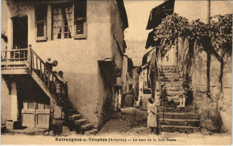 Carte postale ancienne Entraygues - Le haut de la Rue Basse