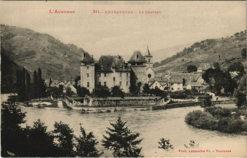 Carte postale ancienne Entraygues - Le Chateau