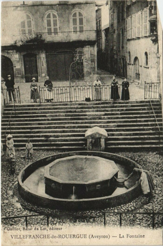 Carte postale ancienne Villefranche-de-Rouergue - La Fontaine à Villefranche-de-Rouergue