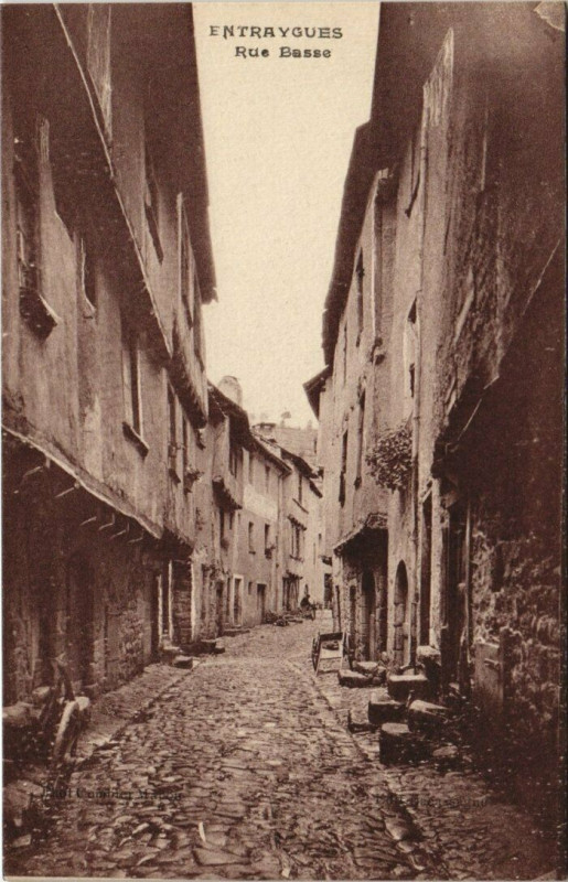 Carte postale ancienne Entraygues - Rue Basse