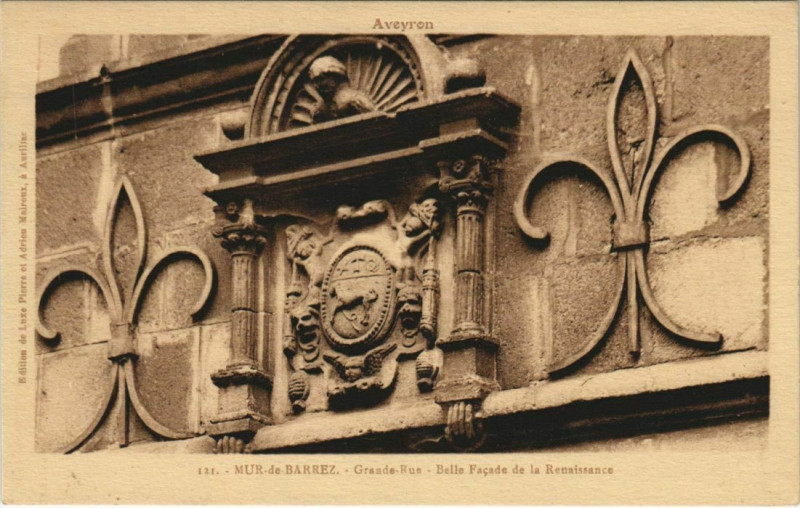 Carte postale ancienne Mur-de-Barrez - Grande-Rue à Mur-de-Barrez