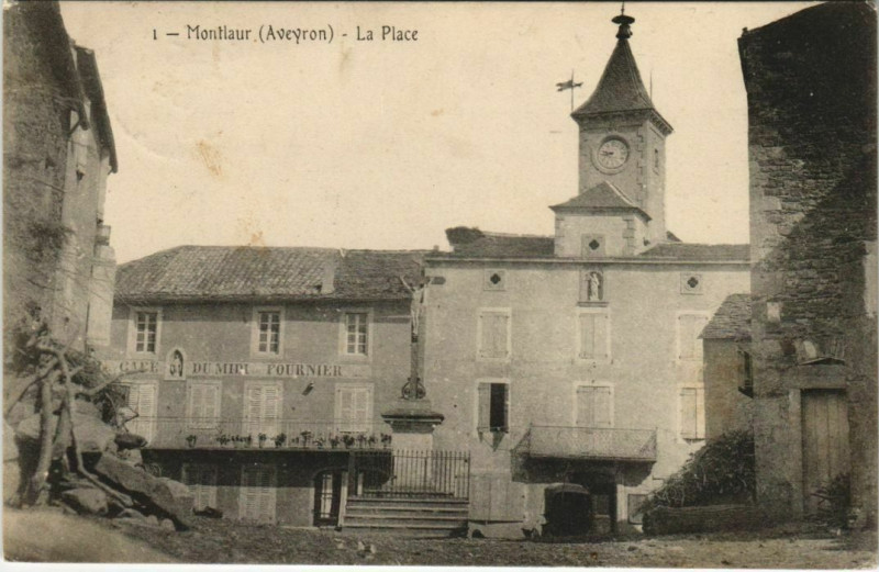 Carte postale ancienne Montlaur - La Place à Montlaur