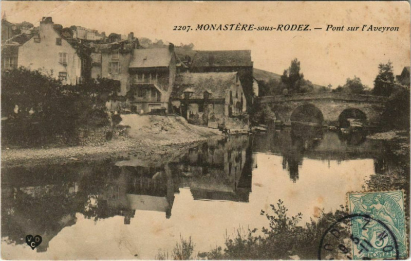 Carte postale ancienne Monastere-sous-Rodez - Pont sur l'Aveyron à Rodez