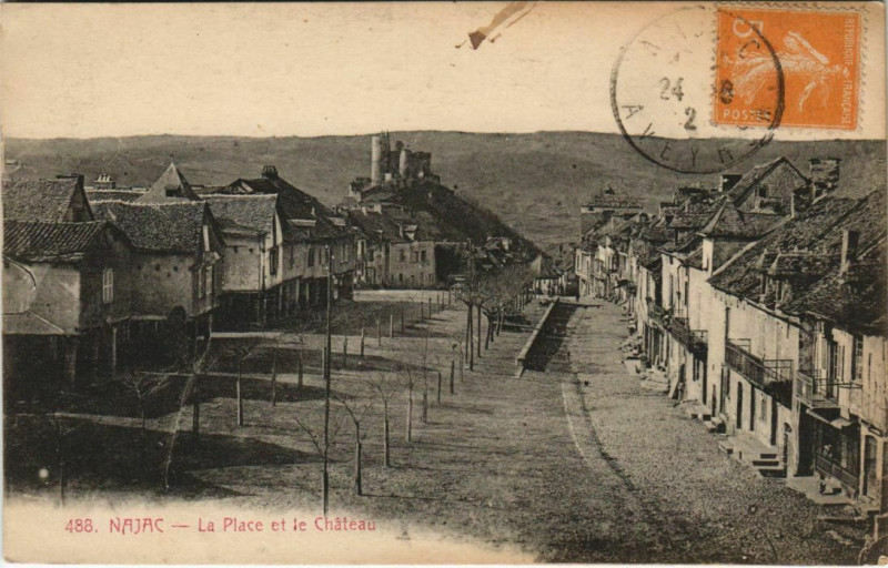 Carte postale ancienne Najac - La Place et le Chateau à Najac