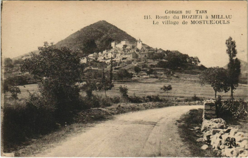 Carte postale ancienne Route du Rozier a Millau - Le Village de Mostuejouls à Millau
