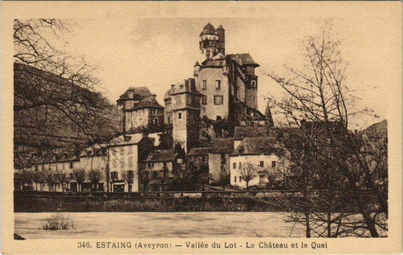 Carte postale ancienne Estaing - Vallée du Lot - Le Chateau et le Quai à Estaing