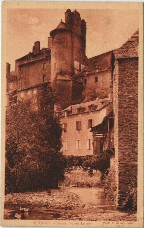 Carte postale ancienne Estaing - Chateau vu du Levant à Estaing