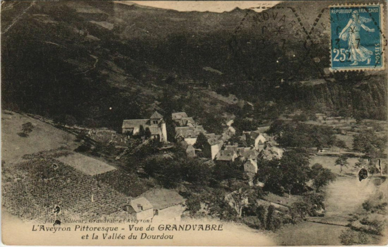 Carte postale ancienne Vue de Grandvabre et la Vallée du Dourdou