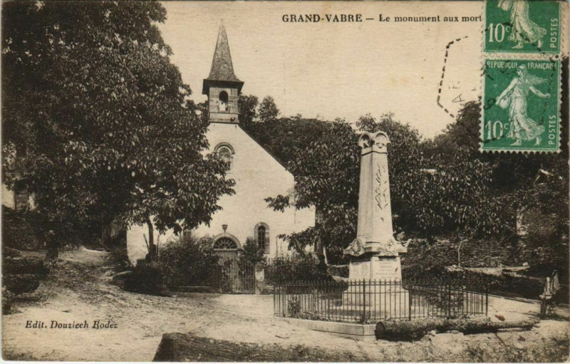 Carte postale ancienne Grand Vabre - Le monument aux morts