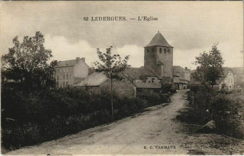 Carte postale ancienne Ledergues - l'Eglise à Lédergues