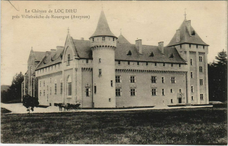 Carte postale ancienne Le Chateau de Loc dieu pres Villefranche-de-Roueurge