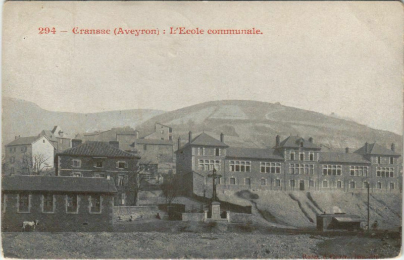 Carte postale ancienne Cransac - L'Ecole communale à Cransac