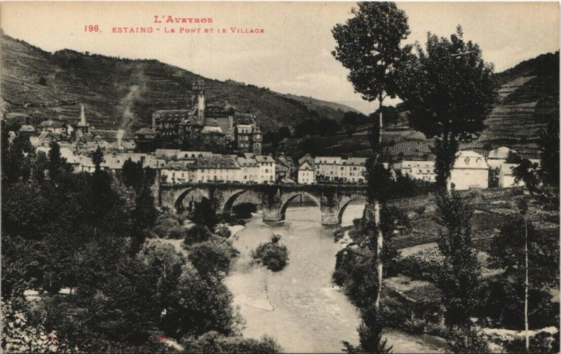 Carte postale ancienne Estaing - Le Pont et le Village à Estaing