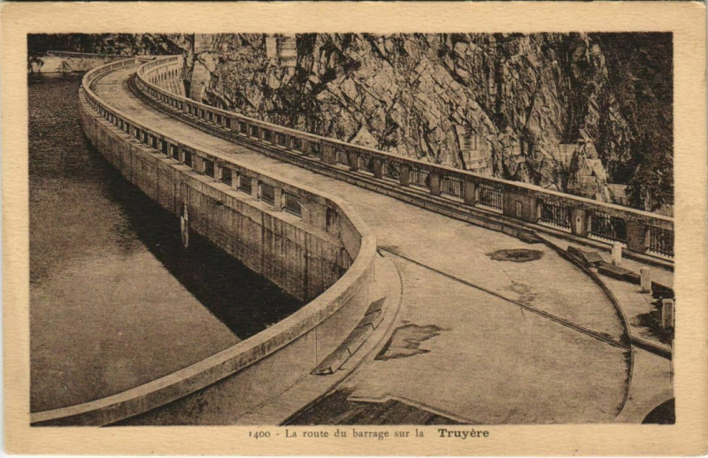 Carte postale ancienne La route du Barrage sur la Truyere