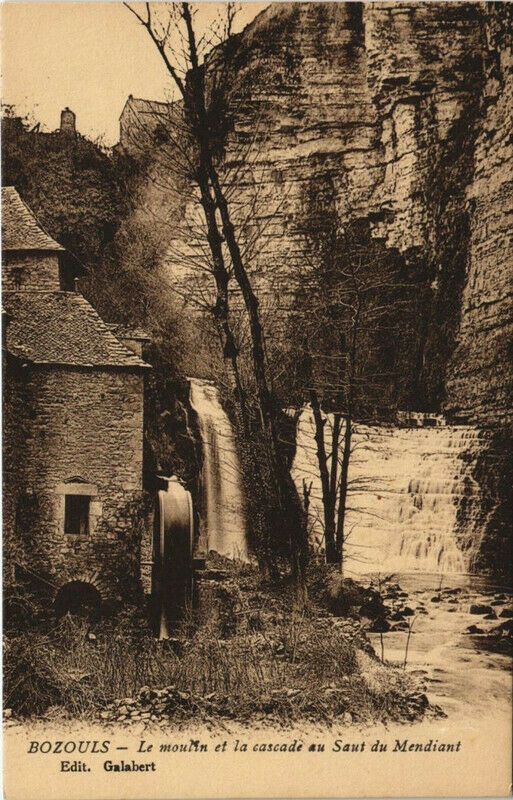 Carte postale ancienne Bozouls - Le moulin et la cascade au saut du Mendiant à Bozouls