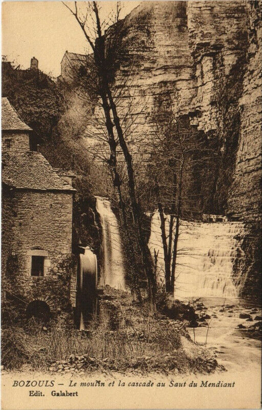 Carte postale ancienne Bozouls - Le moulin et la cascade au Saut du Mendiant à Bozouls