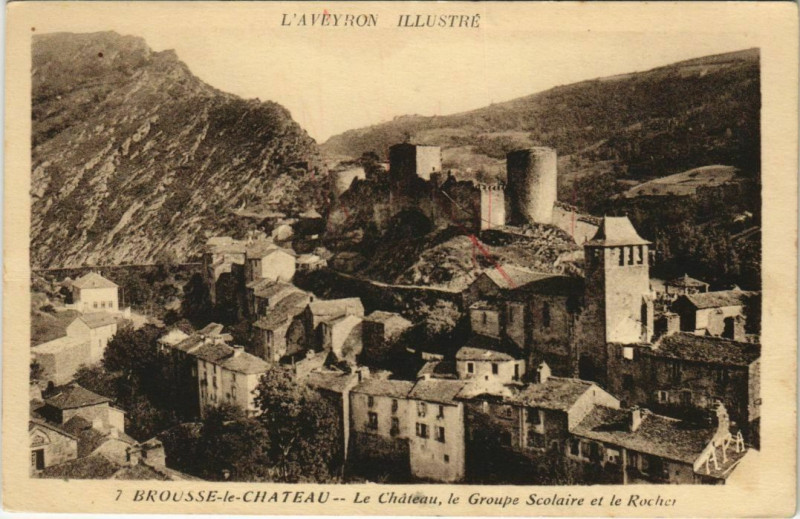 Carte postale ancienne Brousse-le-Chateu - Le Chateau le Groupe Scolaire