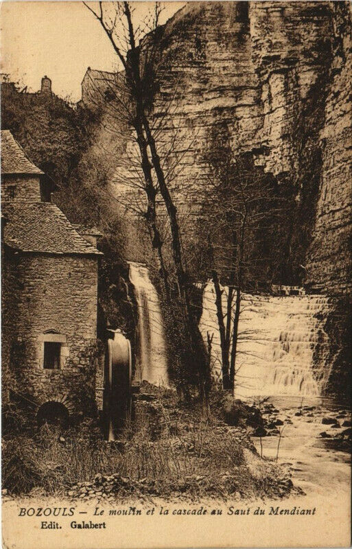 Carte postale ancienne Bozouls - Le moulin et la cascade au saut du Mendiant à Bozouls