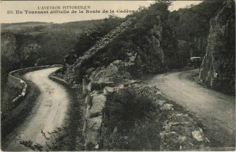 Carte postale ancienne Un Tournant difticile de la Route de la Cadene à Nant