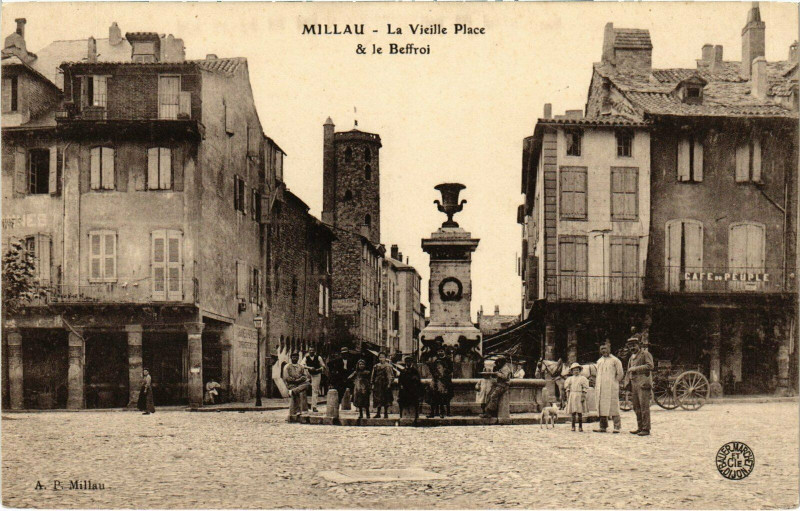 Carte postale ancienne Millau - La Vieille Place & le Beffroi à Millau
