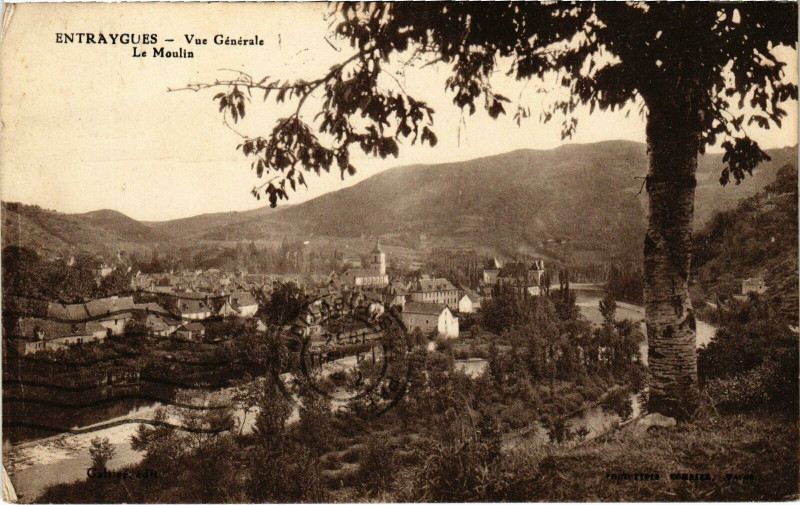 Carte postale ancienne Entraygues - Vue Générale - Le Moulin