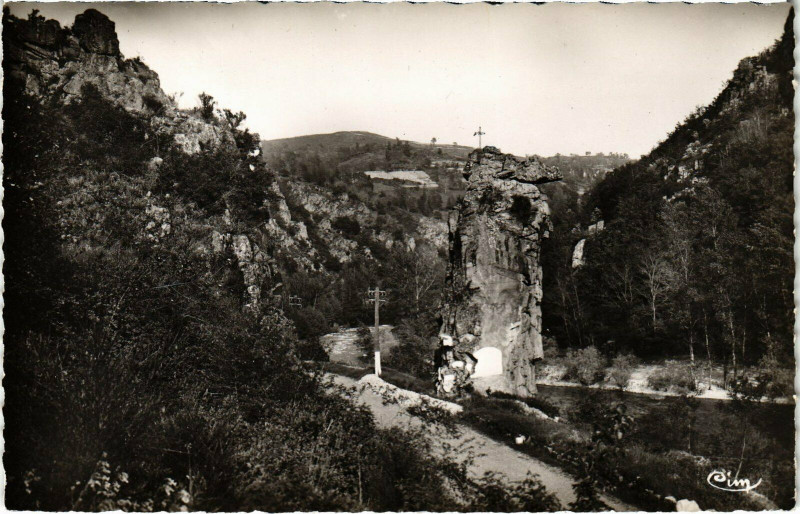 Carte postale ancienne Entraygues - Le Rocher du Duc