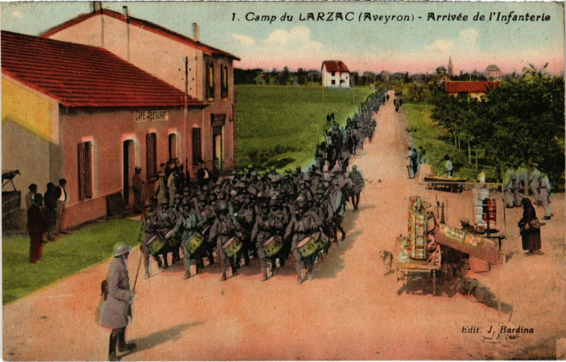 Carte postale ancienne Camp du Larzac - Arrivée de l'Infanterie
