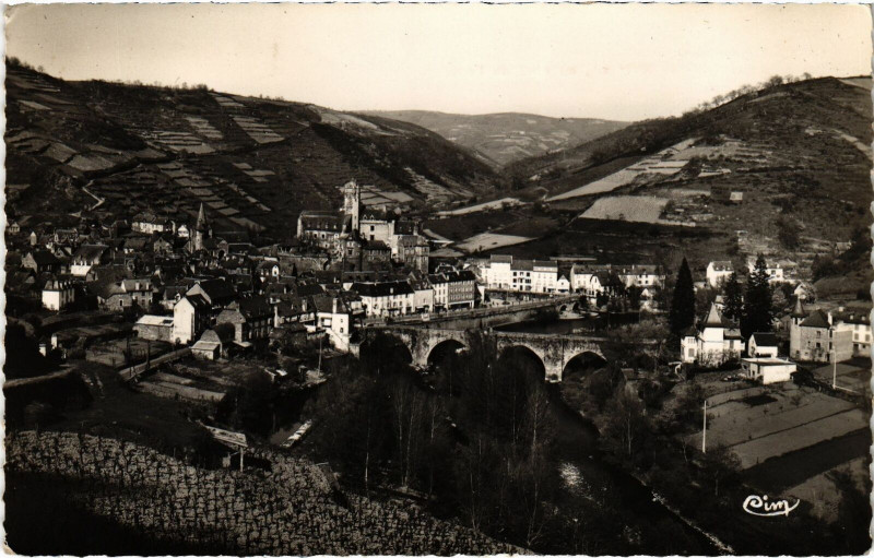 Carte postale ancienne Estaing - Son Chateau, au bord de l'eau à Estaing