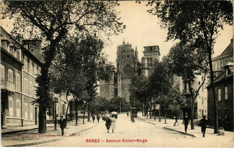 Carte postale ancienne Rodez - Avenue Victor-Hugo à Rodez